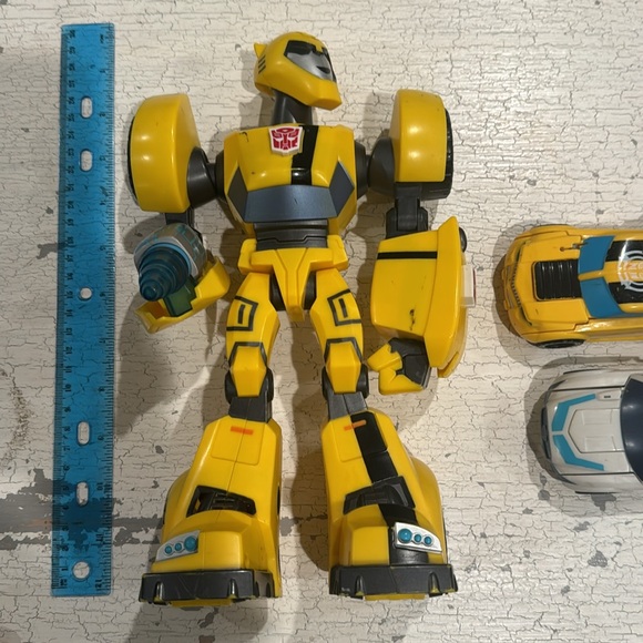 Transformers set - bumblebee, 2 cars , 1 transformer- set of 4 - Picture 2 of 3